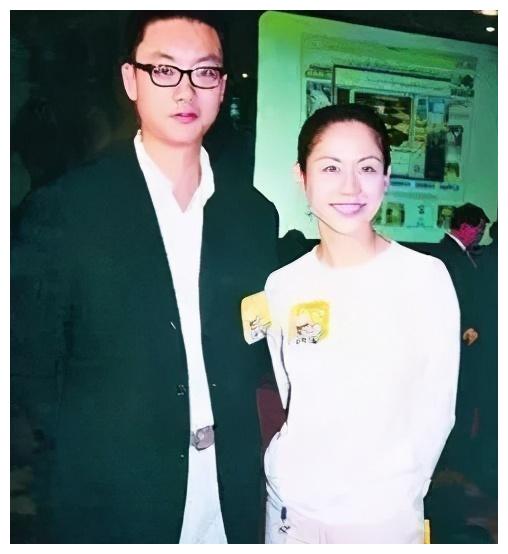 宣萱把自己的专注力放在事业上,但是很快结识了富二代荣文瀚