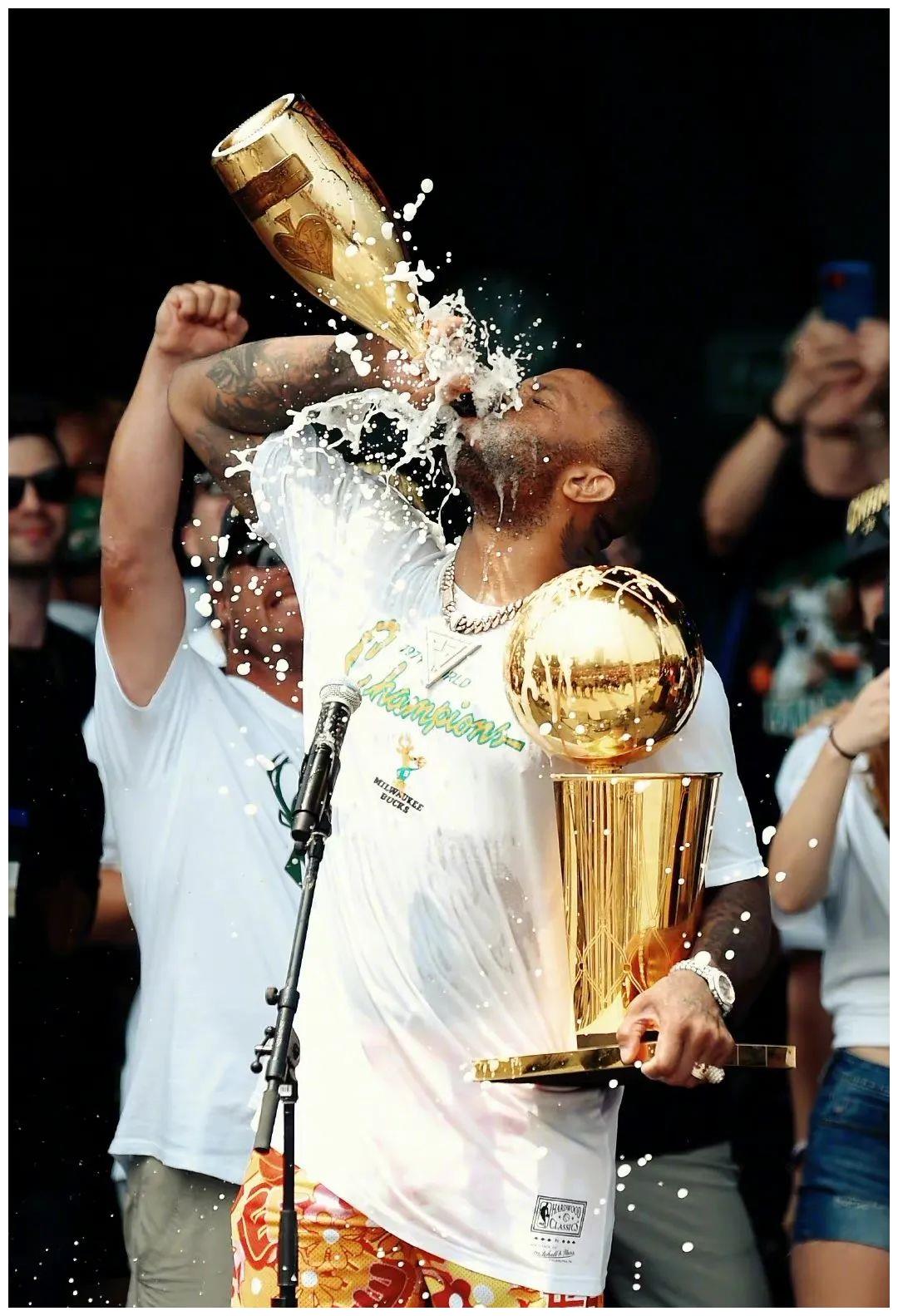 冠军游行!塔克怀抱奖杯对瓶吹香槟