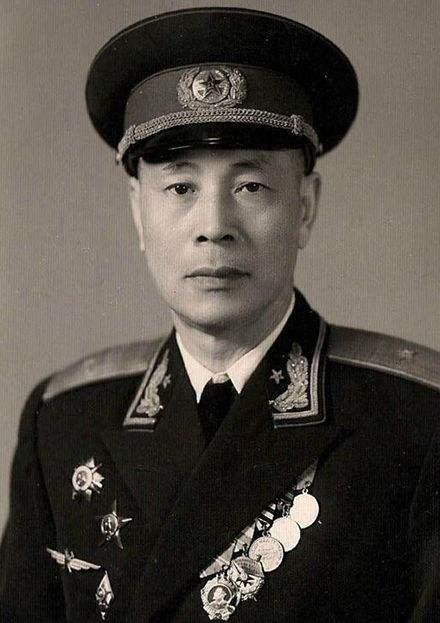 他是开国将领中最会开飞机的,他的战绩颇深不得不佩服,他是谁?