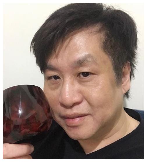 他在90年代一首《水手》激励了多人,今成"落魄大叔"瘫坐轮椅?