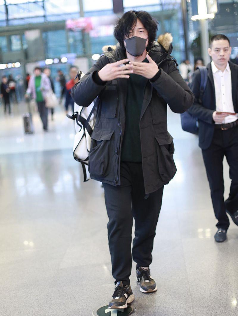 王传君素颜梳卷毛发型低调现身,身形装扮大变样__财经头条