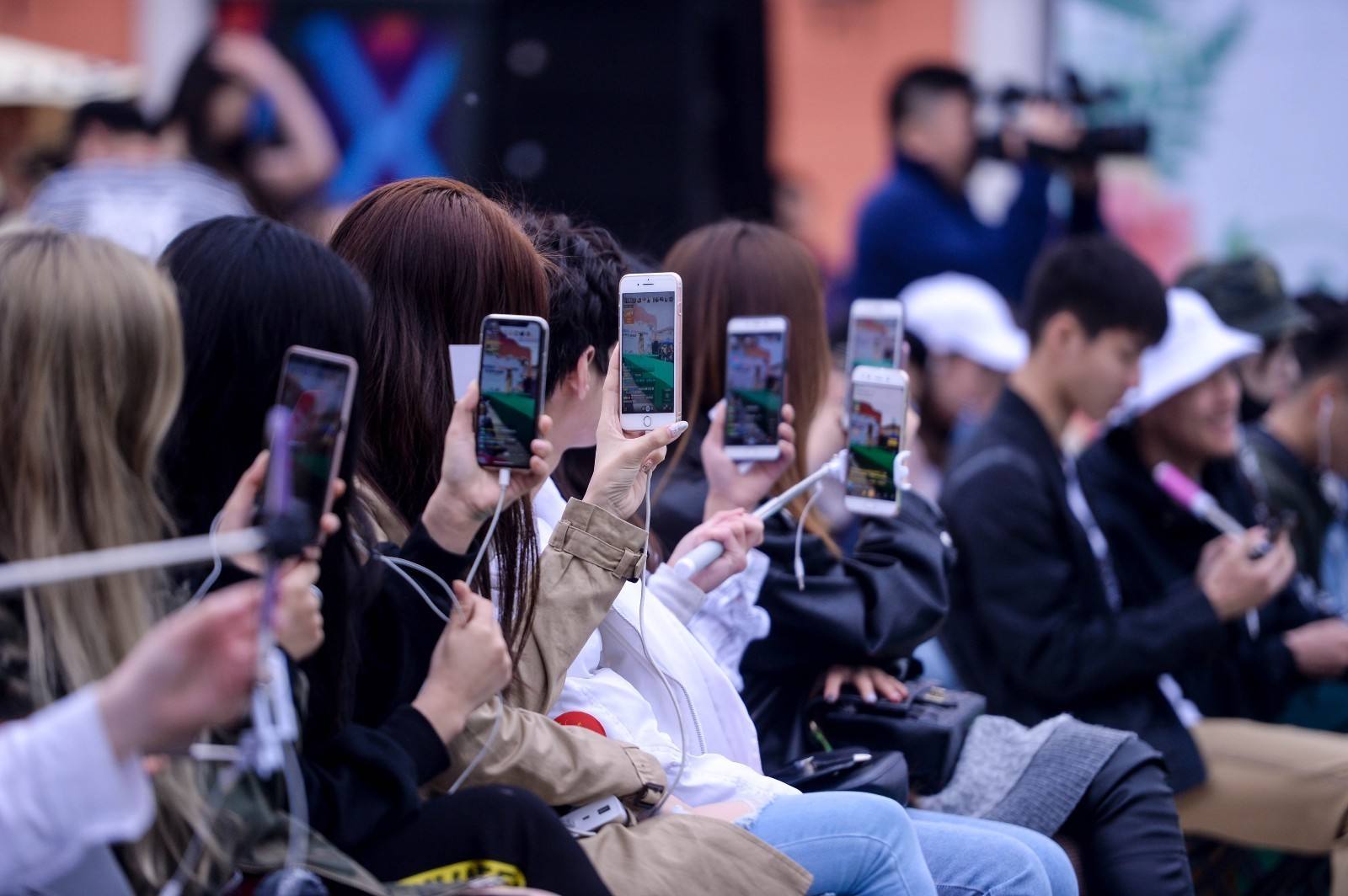 因直播内容太"劲爆",58位主播网红被叫停!为什么不学李佳琦?