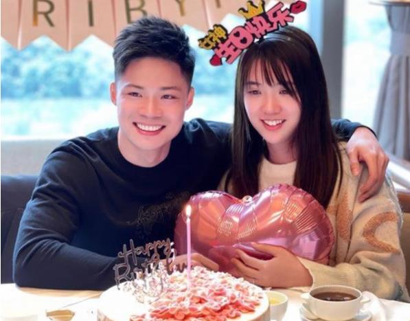 苏炳添为林艳芳庆生!娇妻罕见现身,儿子已3岁她却仍像大学生