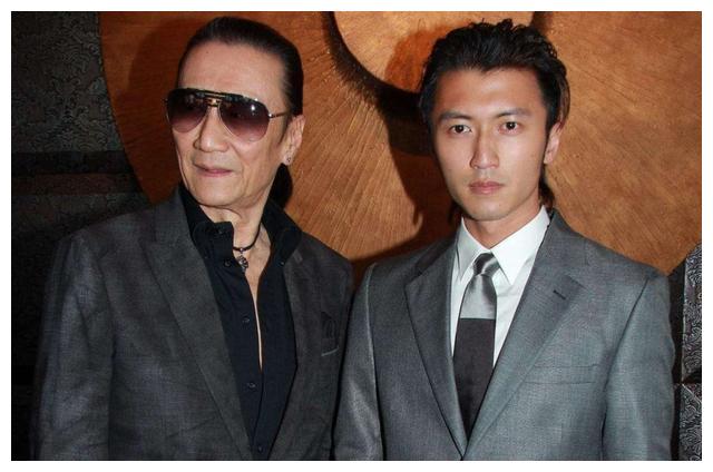 83岁谢贤与小49岁女友同框,精神抖擞不输小伙子,不愧风流一辈子