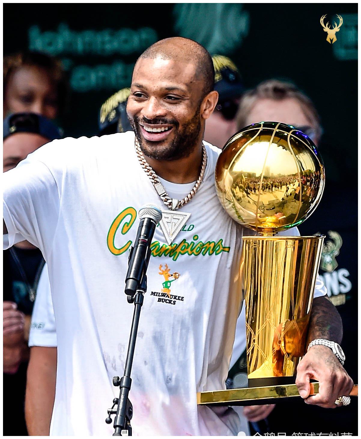 冠军游行来啦波蒂斯金腰带塔克香槟直接对瓶吹