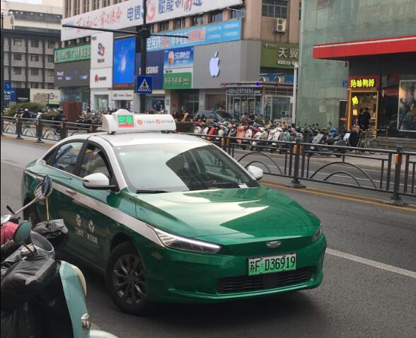 南通南大街实拍吉利几何a出租车,外观造型非常显眼!