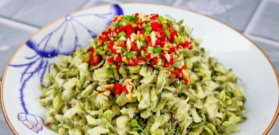 蒸槐花时拌面粉前多加1步槐花不沾不黏又好吃学1招受益一生