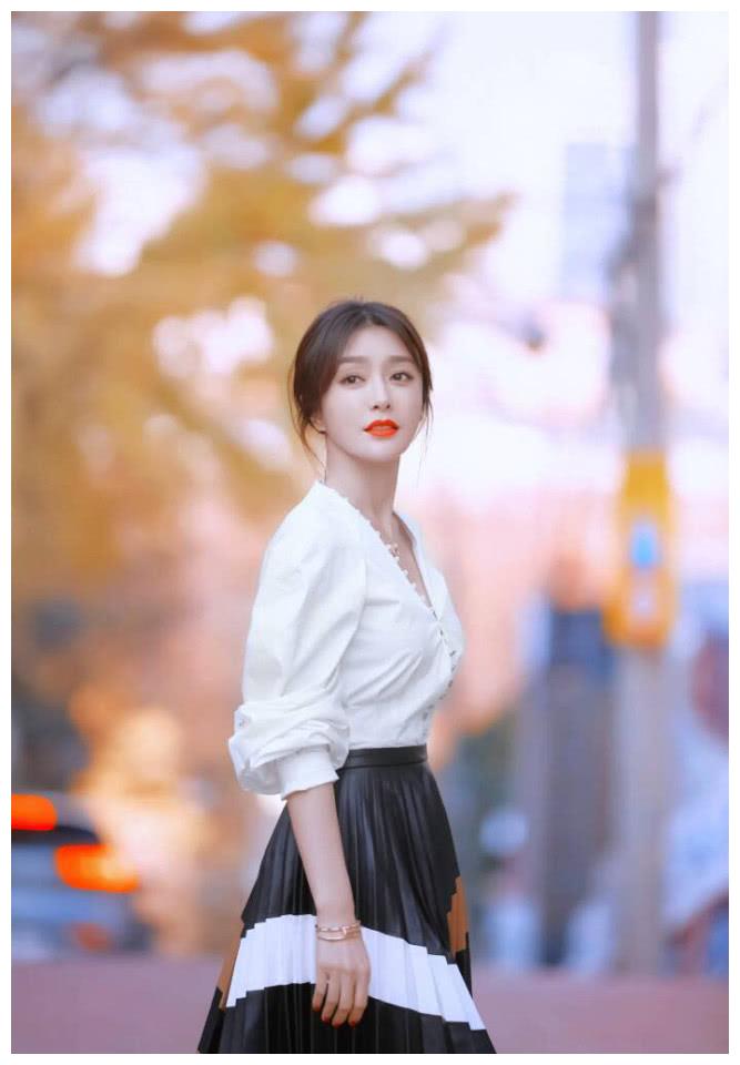 优雅大方气质女明星秦岚户外时尚街拍