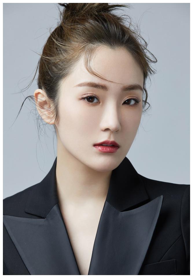 张可盈"冷黑系"写真曝光 全能少女展现多面魅力