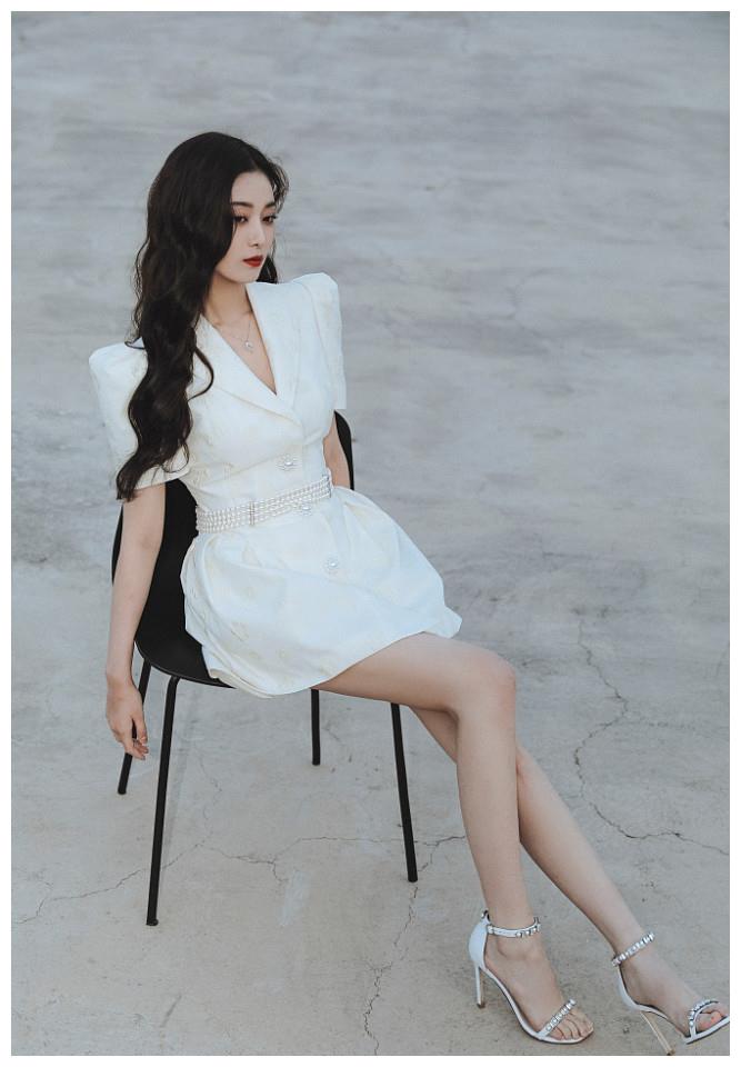 徐艺洋:白色短袖西装裙一字带鞋 珍珠腰链优雅贵气|珍珠|腰链|西装裙