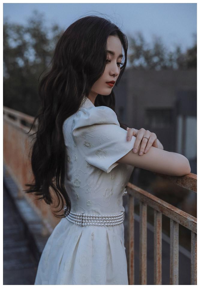 徐艺洋:白色短袖西装裙一字带鞋 珍珠腰链优雅贵气|珍珠|腰链|西装裙