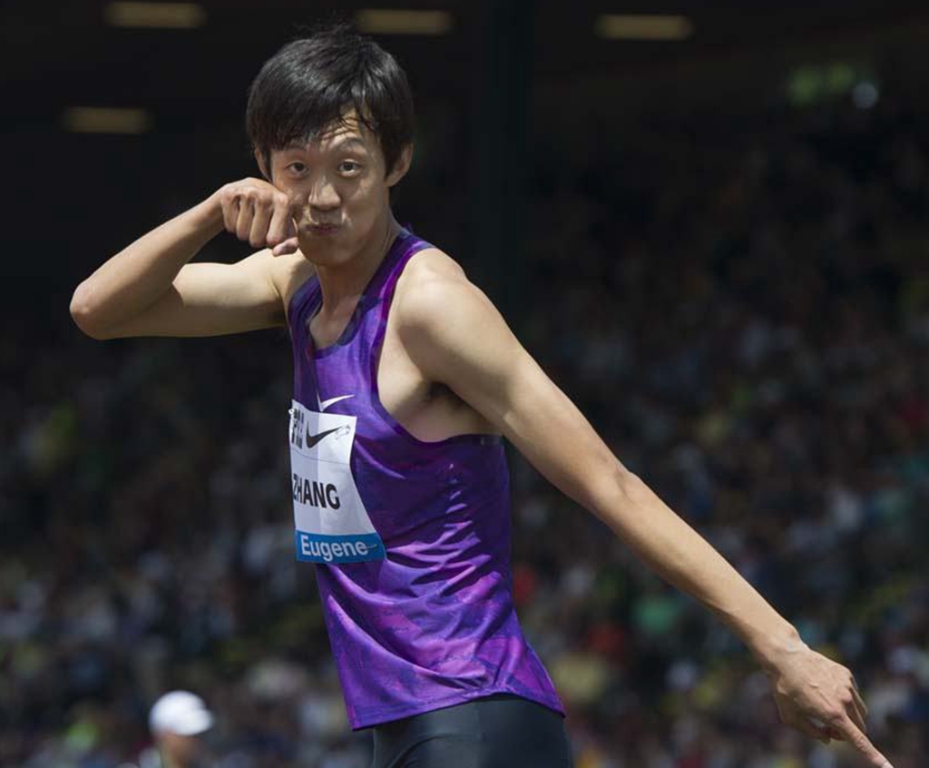 张国伟模仿网红翻车整个人落入水中开始前信心满满