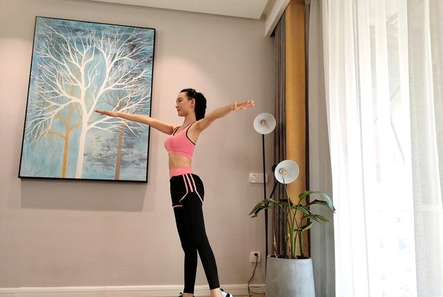 颖儿减肥成功一直保持A4腰,瘦腰瑜伽站着练,你也能反手摸肚脐休闲区蓝鸢梦想 - Www.slyday.coM 颖儿减肥成功一直保持A4腰,瘦腰瑜伽站着练,你也能反手摸肚脐休闲区蓝鸢梦想 - Www.slyday.coM