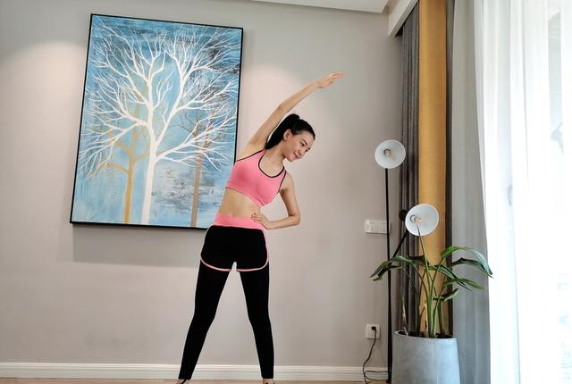 颖儿减肥成功一直保持A4腰,瘦腰瑜伽站着练,你也能反手摸肚脐休闲区蓝鸢梦想 - Www.slyday.coM 颖儿减肥成功一直保持A4腰,瘦腰瑜伽站着练,你也能反手摸肚脐休闲区蓝鸢梦想 - Www.slyday.coM