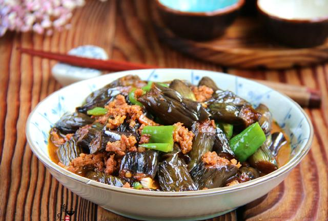 茄子用手板最好吃，这样做软糯鲜美又下饭，常吃还能防衰老！休闲区蓝鸢梦想 - Www.slyday.coM