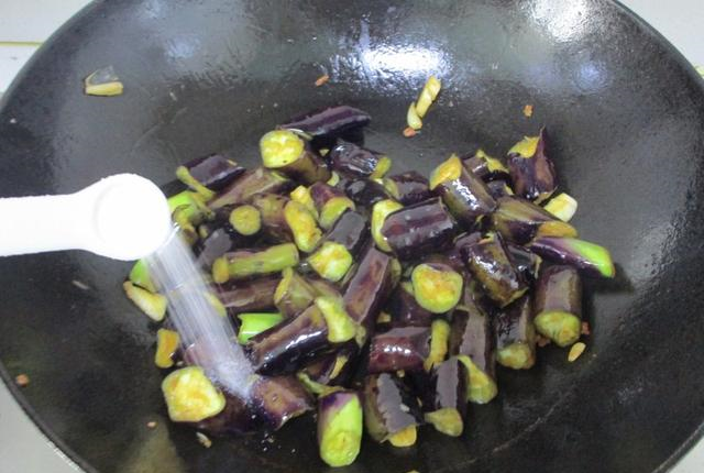 茄子用手板最好吃，这样做软糯鲜美又下饭，常吃还能防衰老！休闲区蓝鸢梦想 - Www.slyday.coM