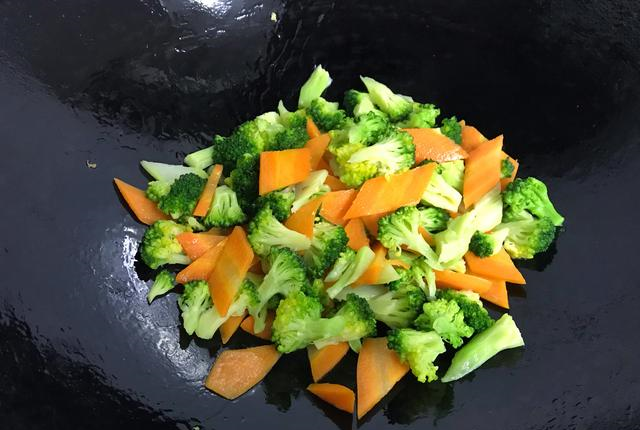 西兰花这么做营养又减脂三种食材一起炒没肉也好吃做法简单