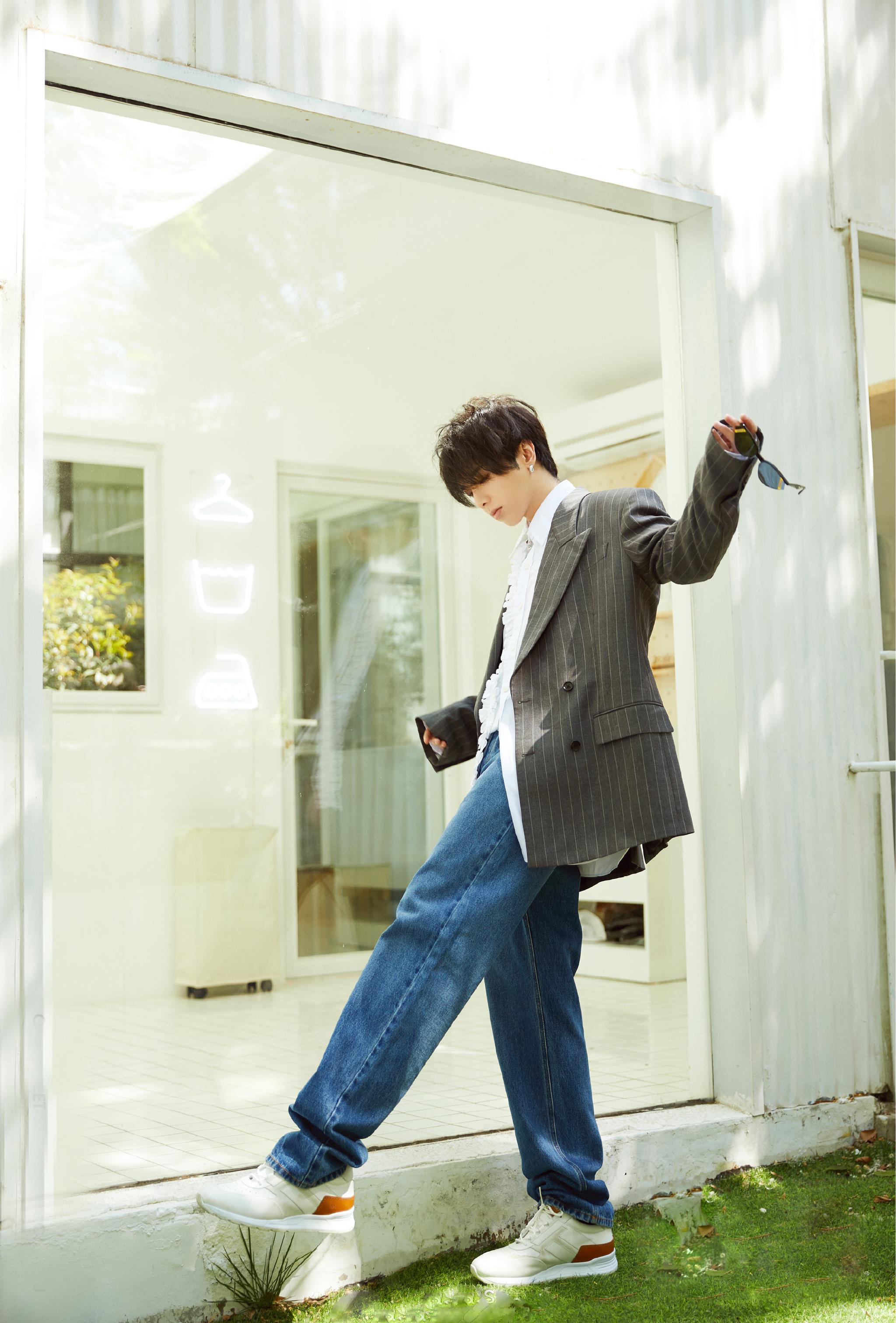 华晨宇街拍穿搭气质佳瘦身后简直是衣服架子