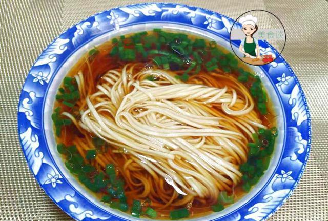 早餐我做了一碗早餐面,味鲜爽口,一煮一兑3分钟就上桌,吃嗨了