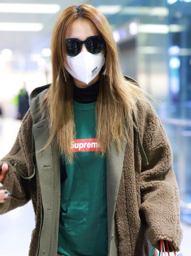 白冰才是真正的穿搭高手,羊羔毛外套配卫衣,用黄色袜子来提亮