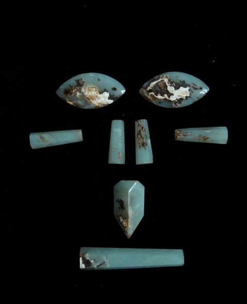 1 / 8 九窍玉是指堵塞或遮盖在死者身上九窍的9件玉器.