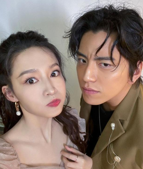 王大陆李沁发布亲密合照,头靠肩膀微笑动人,网友质疑是不是官宣