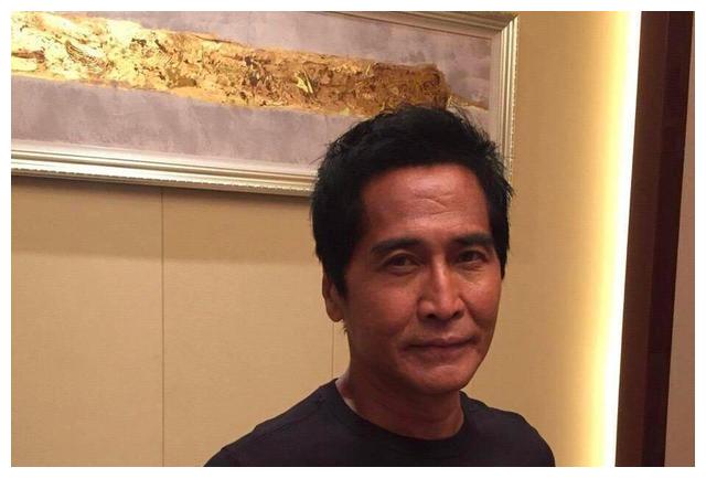 60岁齐秦近况曝光昔日狼王今成遛弯大爷泛白的胡茬出卖年龄