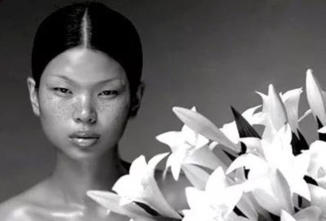 "最丑超模"吕燕被嘲,可儿子颜值逆袭,网友:这混血颜值开了挂