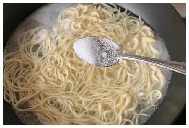 煮面条,你还在开水下锅煮?难怪煮的面不好吃,这才是正确煮法