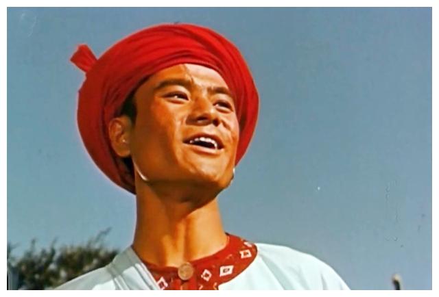 当大明星穿上少数民族服装,男的帅,女的靓,个个都像画中人
