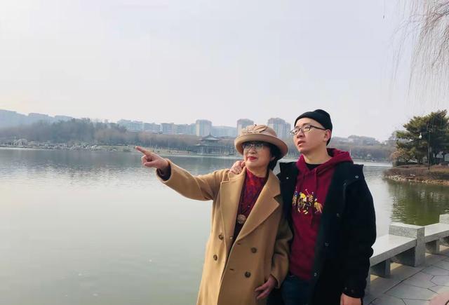 毛寅失散多年回家后李静芝妈妈用心记录儿子的生活