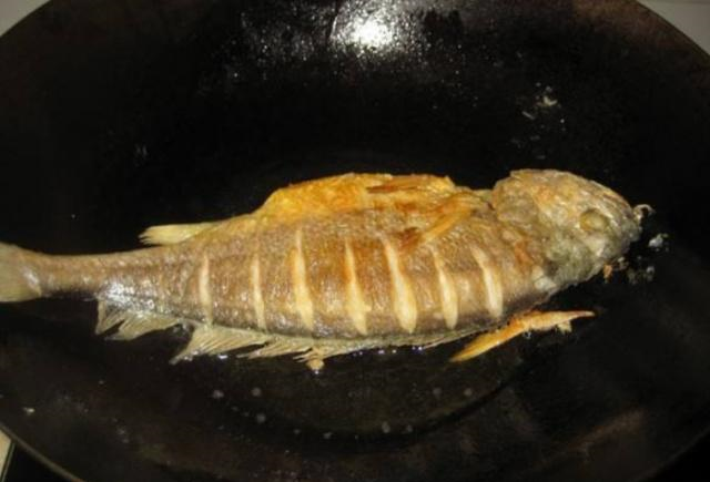 煎鱼老是掉皮？因为你只会放盐，学会这一招，又香又嫩，还不粘锅休闲区蓝鸢梦想 - Www.slyday.coM