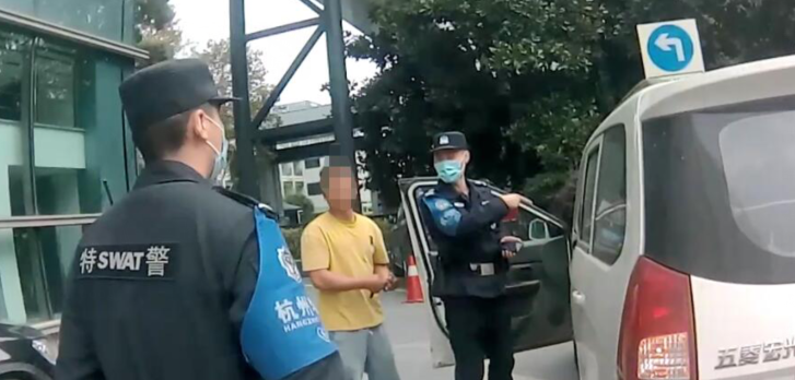 街头，特警突然被一辆面包车拦下！之后5分钟，惊心动魄休闲区蓝鸢梦想 - Www.slyday.coM