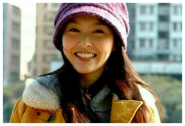 唐嫣大学全素颜照,脸超小比奶茶还清纯漂亮,远远一看就是校花了__财经