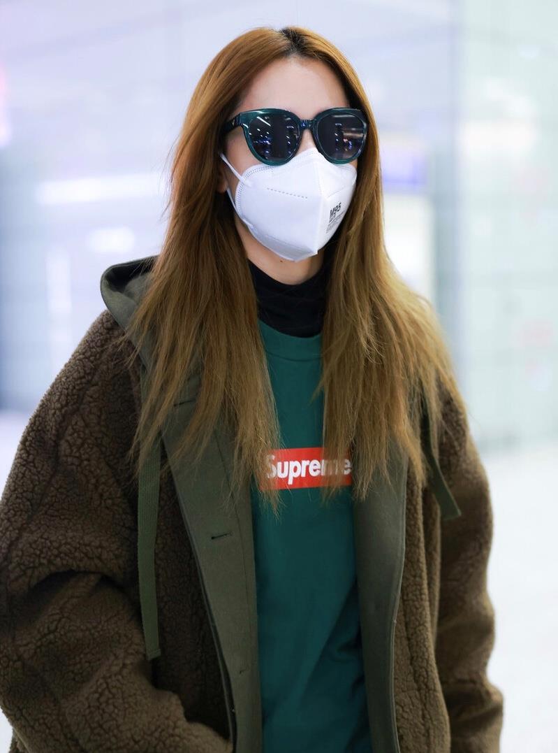 白冰才是真正的穿搭高手,羊羔毛外套配卫衣,用黄色袜子来提亮