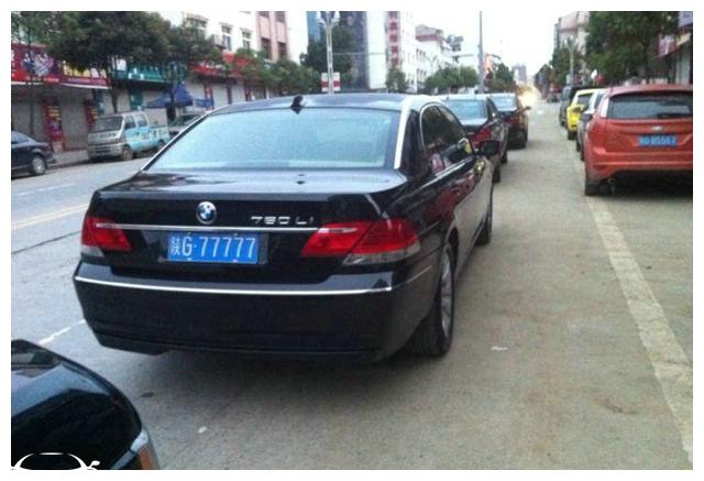 十几年前开宝马760,听说12缸要停产,陕g77777车主直接买顶配