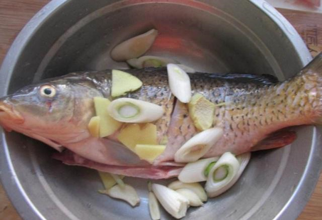 煎鱼老是掉皮？因为你只会放盐，学会这一招，又香又嫩，还不粘锅休闲区蓝鸢梦想 - Www.slyday.coM