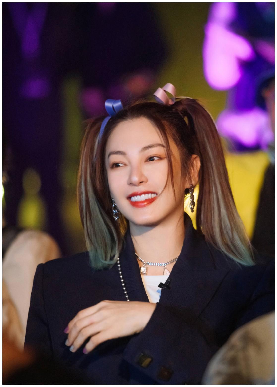 张雨绮双马尾像高中生,龙须刘海显脸小,为了漂亮连夜染头发