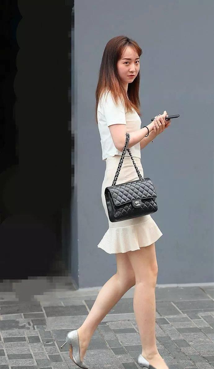 美女脚上裸色的高跟鞋,穿出女神般的韵味,走路的时候姿态更迷人__财经