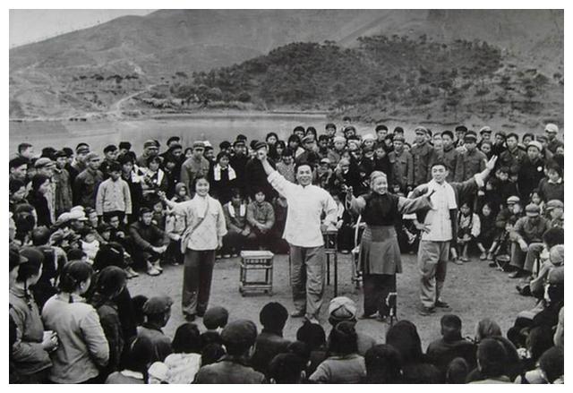 青山绿水旁,为贫下中农演出《沙家浜》.