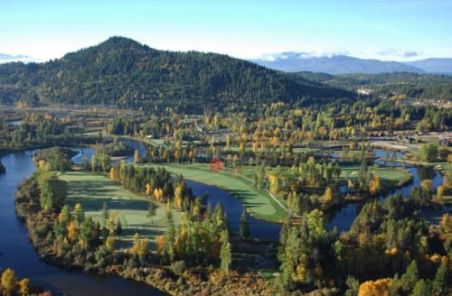 1 / 8 爱达荷州,桑德波因,小镇被河水围绕,当地的屋子,柳树,还有高山