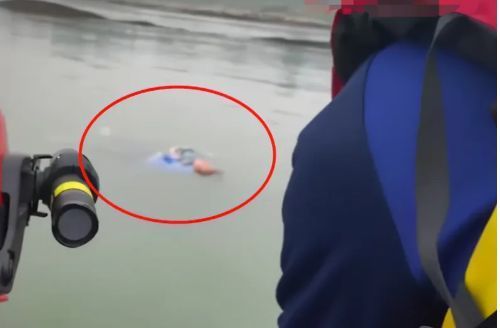 教科书式自救,女孩坠江抱羽绒服漂浮1小时获救!休闲区蓝鸢梦想 - Www.slyday.coM 教科书式自救,女孩坠江抱羽绒服漂浮1小时获救!休闲区蓝鸢梦想 - Www.slyday.coM