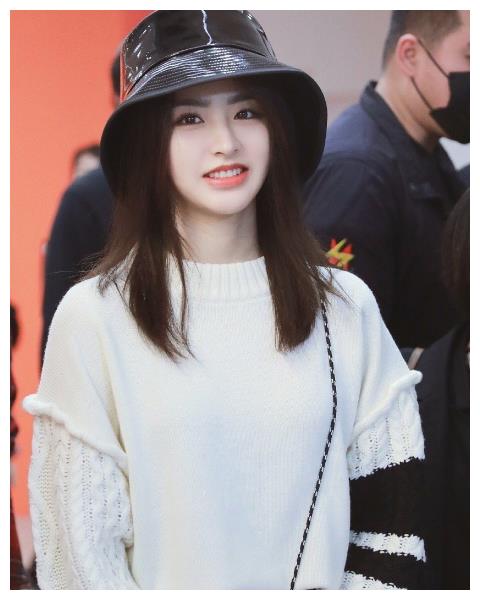 金子涵活动近照走红,坐沙发裤子拉链被撑开?粉丝控评表示太无语