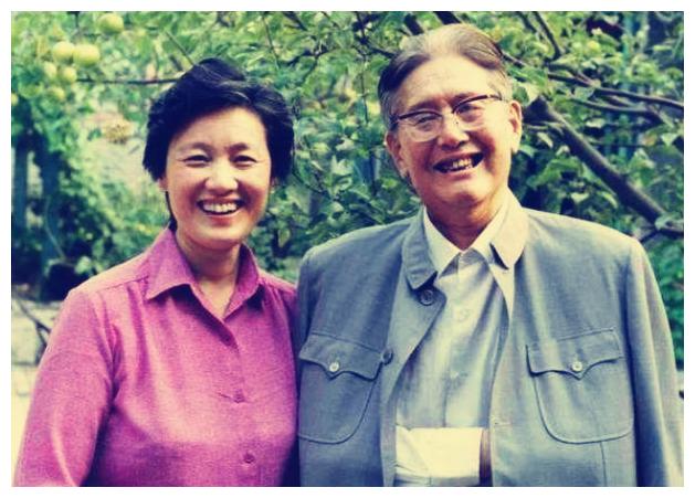 1972年,洪晃11岁时,章含之以洪君彦出轨为理由,提出了离婚.