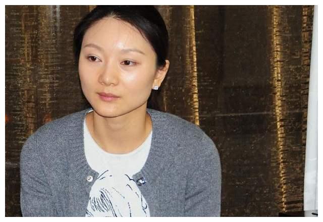 为了巩俐,张艺谋与前妻肖华离婚,肖华现在过得怎么样了?