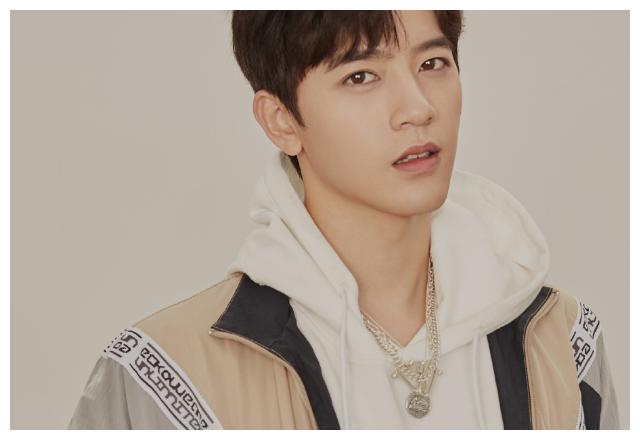 小编今天给大家带来的就是关晓彤旗下的艺人,他的名字就是李宗霖,李宗