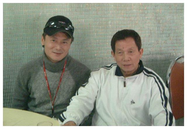 并当上了刘湛的养子,之后改名刘家辉,与刘湛的儿子刘家良和刘家荣