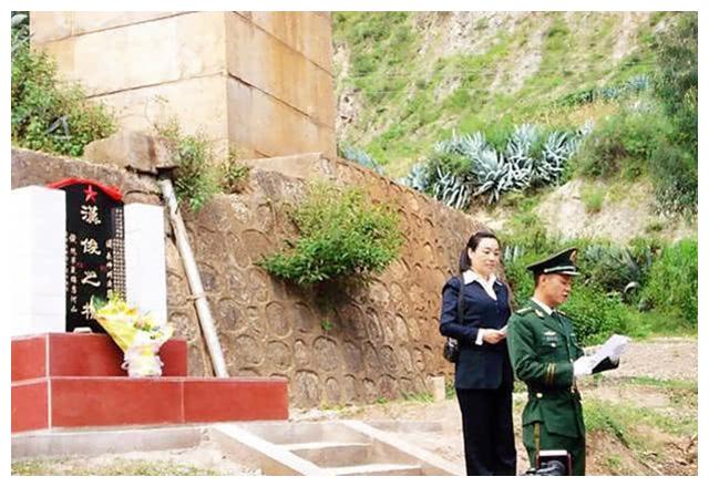 掉进40多米深桥墩被水泥封存前铁道兵大喊大桥修好之后告诉我