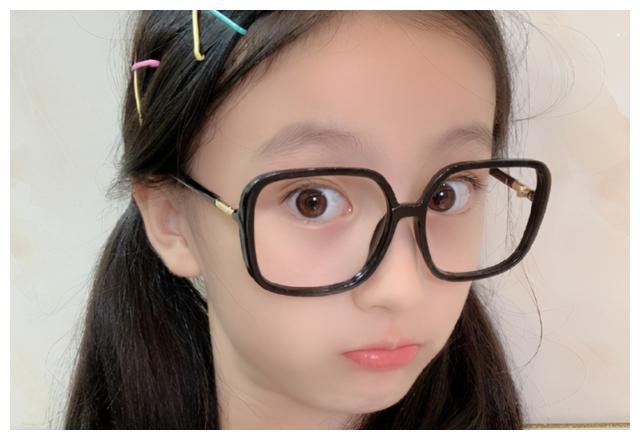 说起来裴佳欣,很多人都会第一时间想起来王一博,当年她参加天天向上