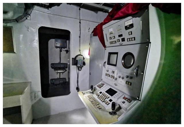 国产166驱逐舰内部过道狭窄结构复杂改进前参观有安全障碍